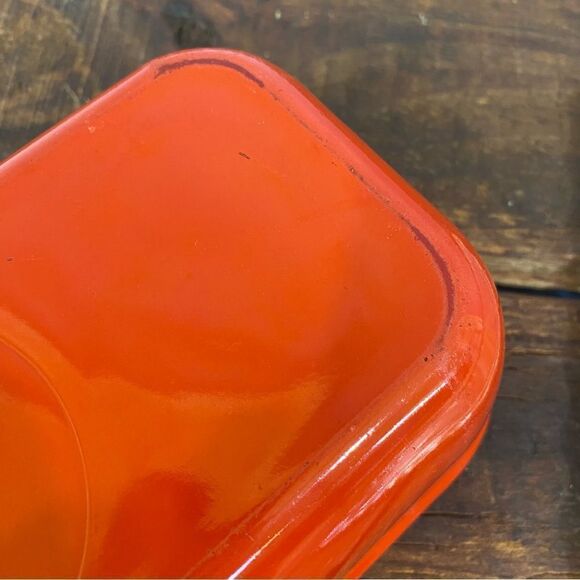 Jeanette Red Refrigerator Dish with Scalloped Lid. - Picture 3 of 5